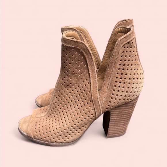 Women’s LUCKY BRAND Larise Taupe Suede Leather Ankle Booties Laser Cut US 5.5 - Picture 4 of 9